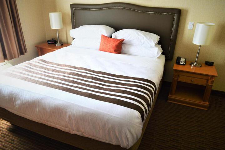 Deluxe Room 1 King Bed with Sofa Bed (7 of 9)