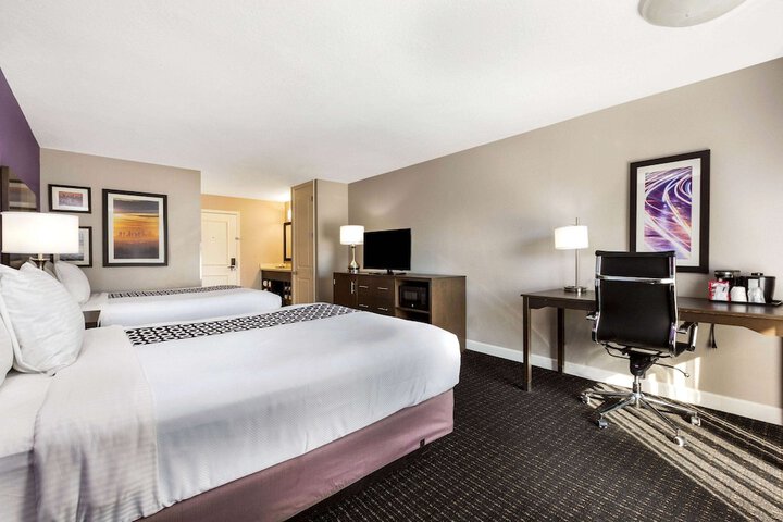 1 Queen Bed Mobility Accessible (2 of 7)
