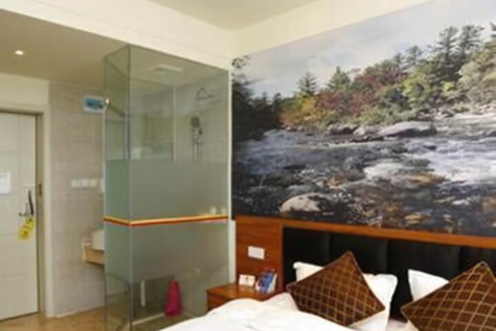 Room 3 of 8