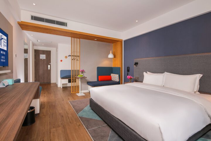 Room 5 of 32