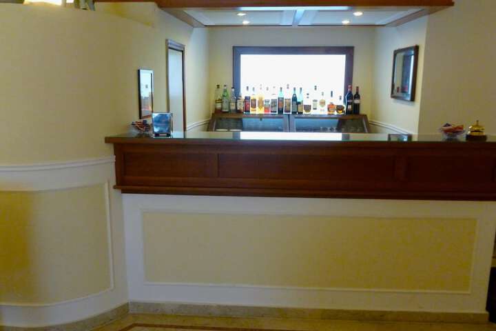 Lounge 26 of 37