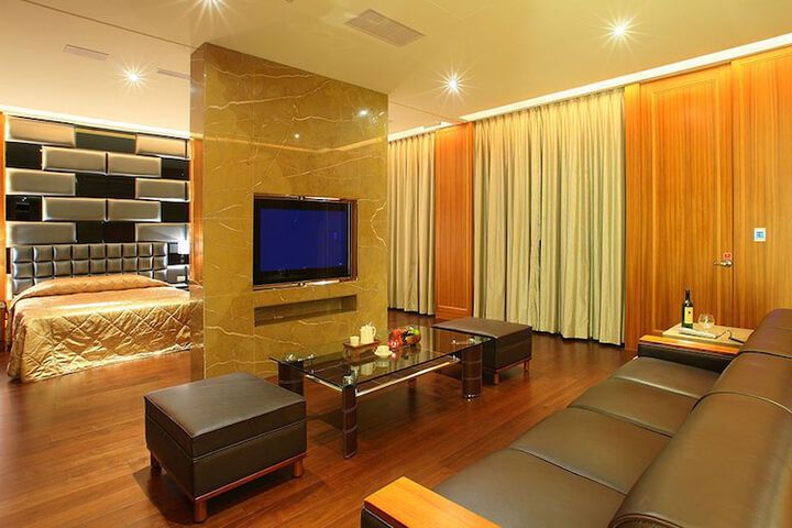 Room 3 of 33