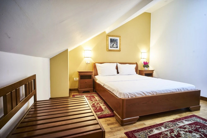 Room 4 of 9