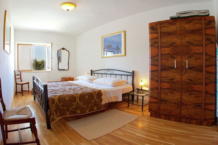 Room 4 of 37
