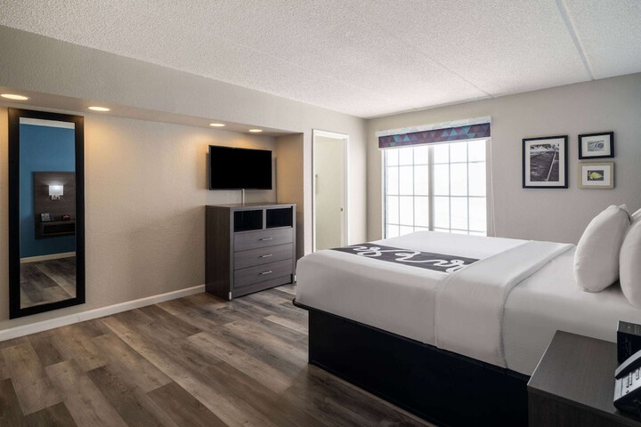 1 King Bed (18 of 19)