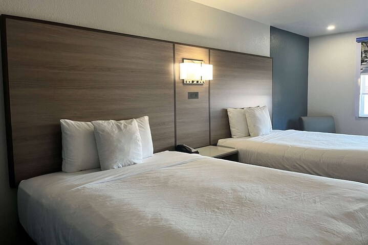 2 Queen Beds (10 of 14)