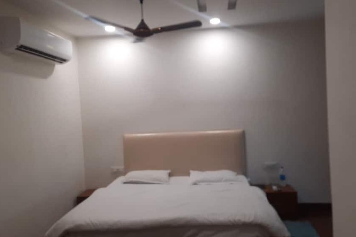 Room 13 of 31