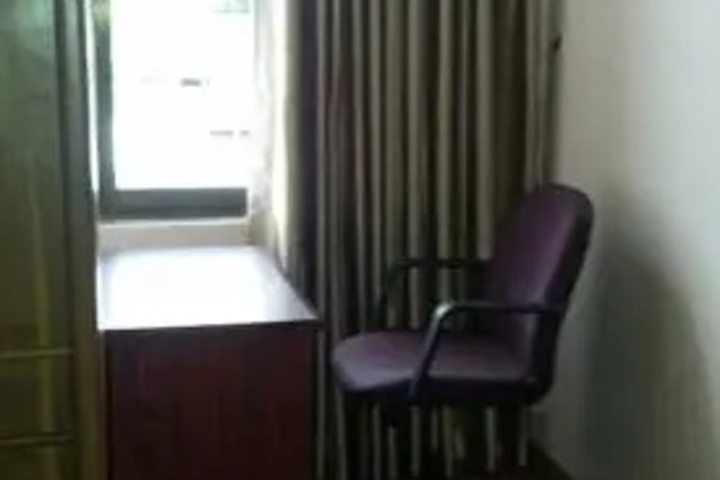 Room 6 of 12