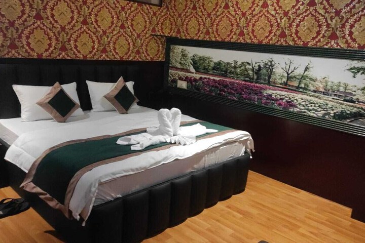Room 9 of 25