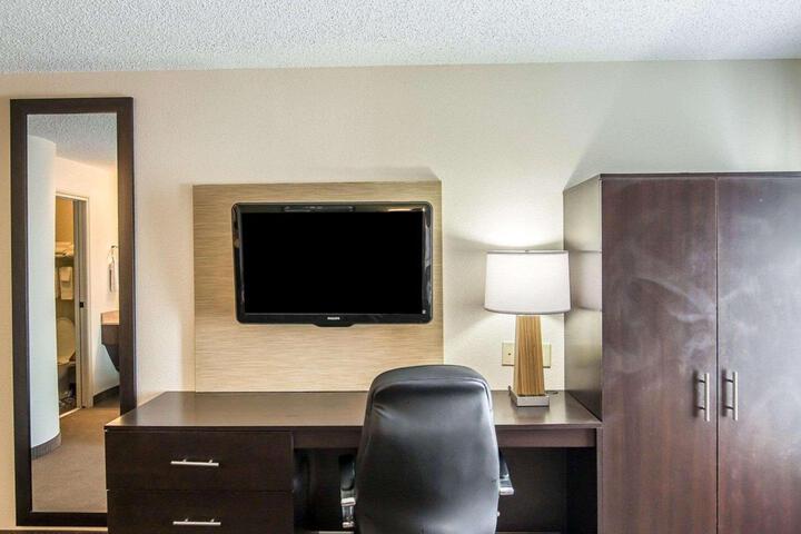 Double Accessible Queen Size Bed (5 of 10)