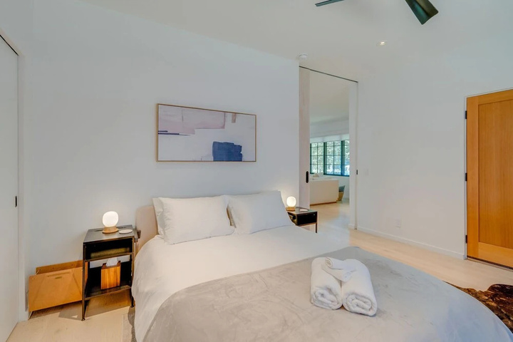 Room 5 of 16