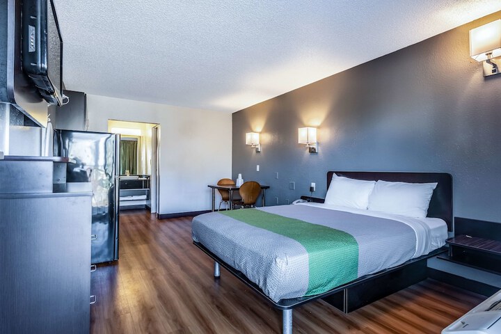 Deluxe Room 1 Queen Bed Kitchenette (3 of 24)