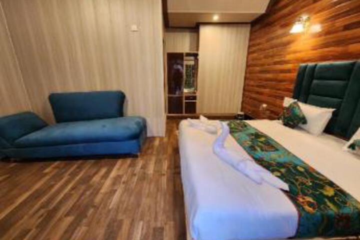 Grand Nishat Hotel