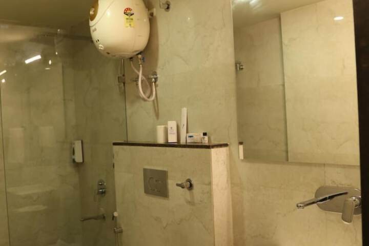 Room 27 of 40
