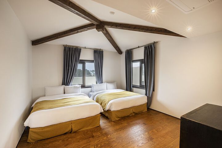 Room 4 of 226