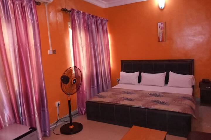Room 6 of 9