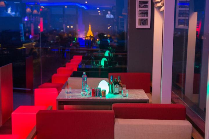 Lounge 94 of 129