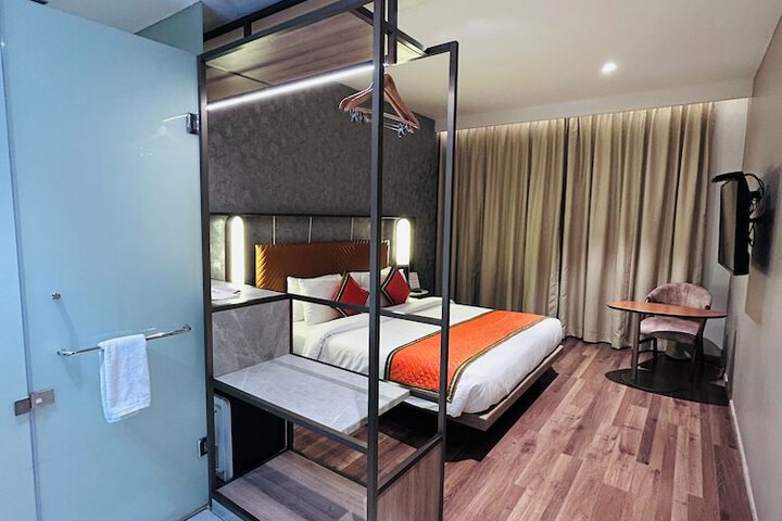 Room 10 of 34