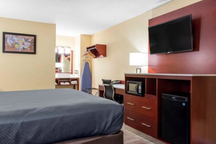 1 King Bed (4 of 6)