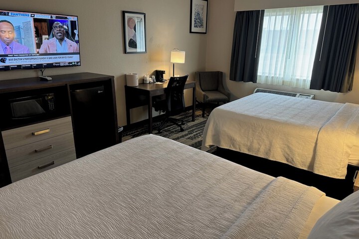 2 Queen Beds (13 of 15)