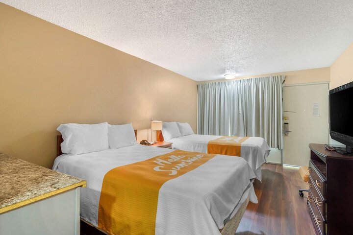 1 Queen Bed (8 of 11)