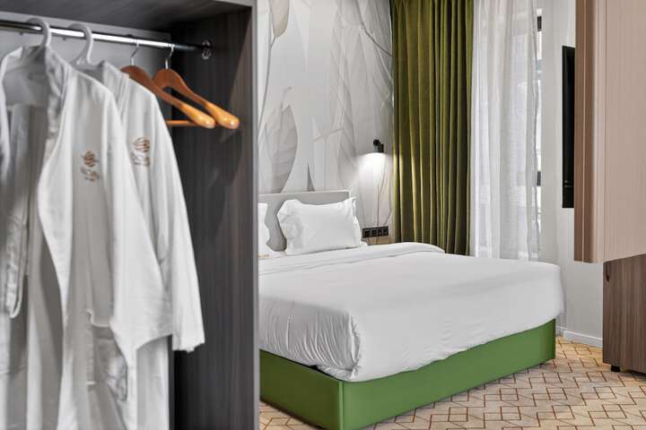 Room 10 of 31