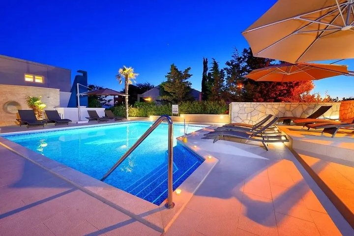 Pool 10 of 15