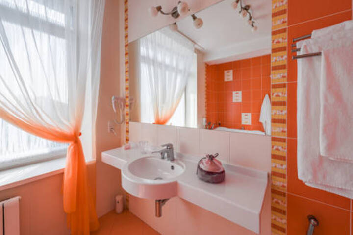 Room 4 of 16