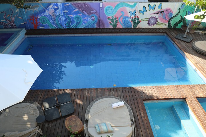Pool 12 of 21