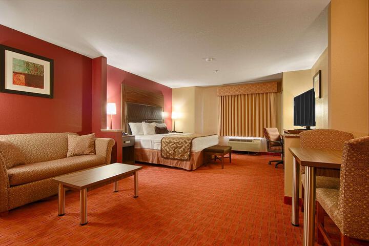 Suite 1 King Bed 42 Inch LCD Television Microwave and Refrigerator Sofa Bed High Speed Internet Accessible Full Breakfast (6 of 11)