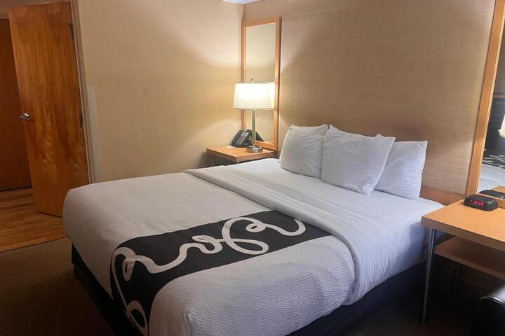 1 King Bed Deluxe Room (7 of 17)
