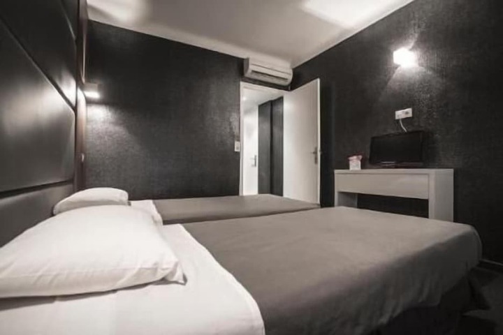 Room 9 of 35