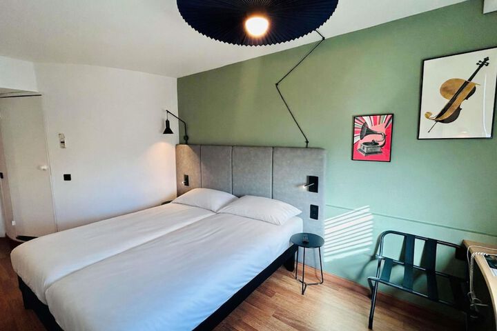 Room 3 of 34