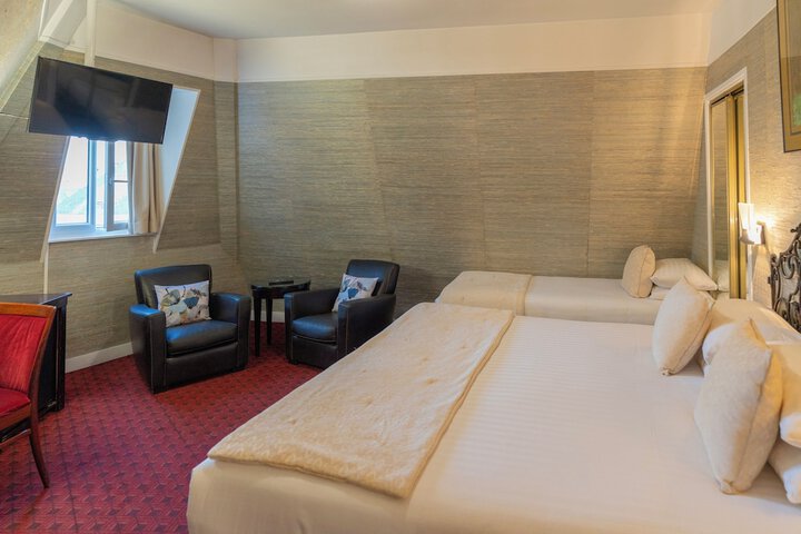 Room 32 of 60