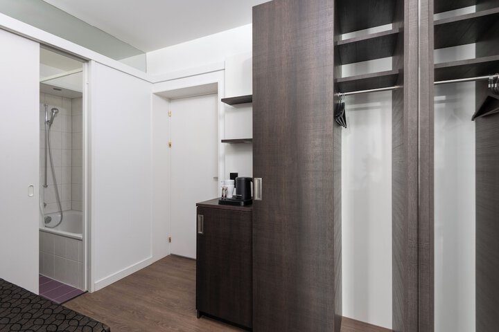 Room 25 of 47