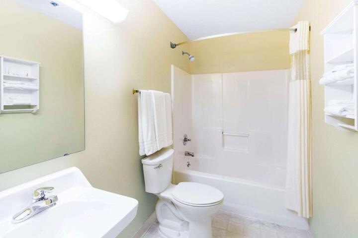 1 Queen Bed Accessible (2 of 9)