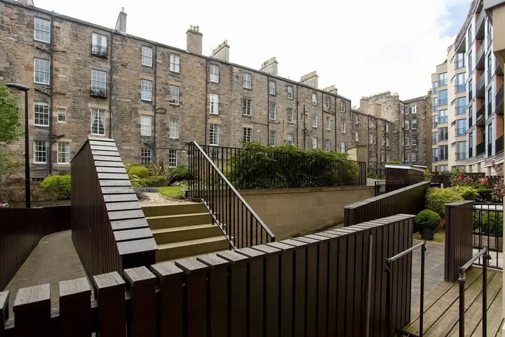Stylish 2bed Apt With Free Parking / elevator
