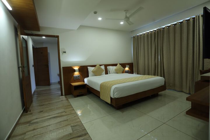 Room 4 of 8