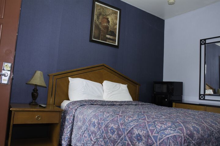 1 Queen Bed (13 of 15)