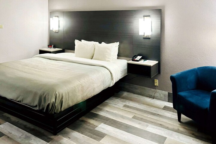 1 King Bed (4 of 11)