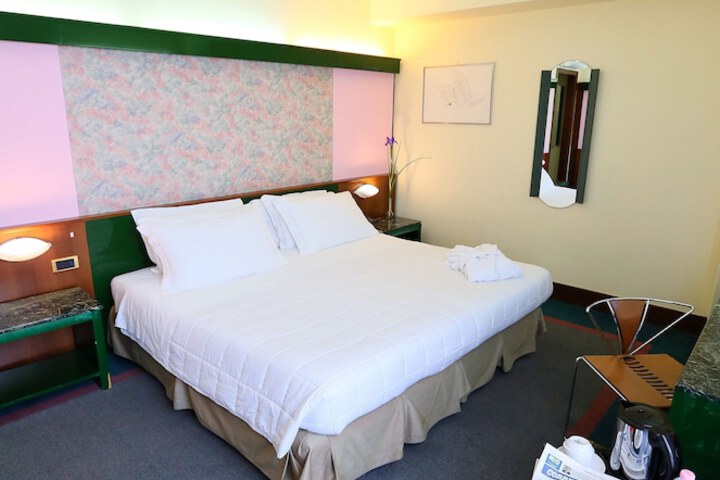 Room 8 of 50