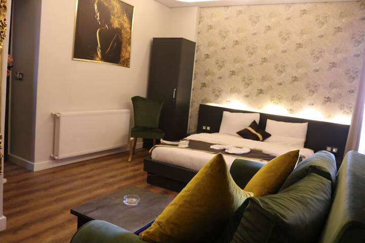 Room 6 of 13