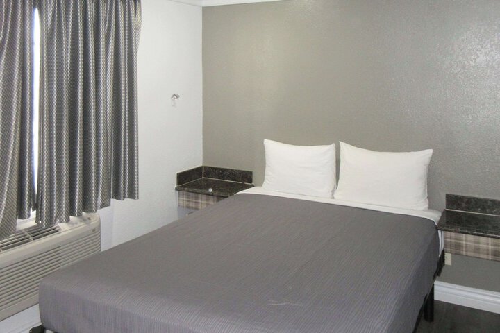 1 Queen Bed (11 of 11)