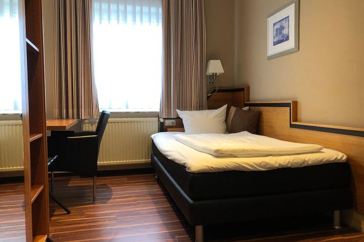 Room 6 of 28