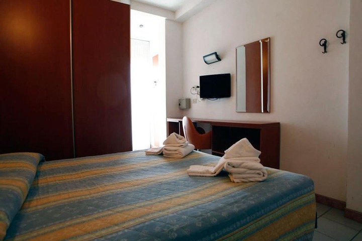 Room 4 of 27