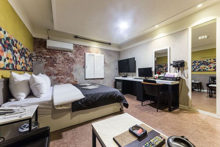 Room 33 of 57