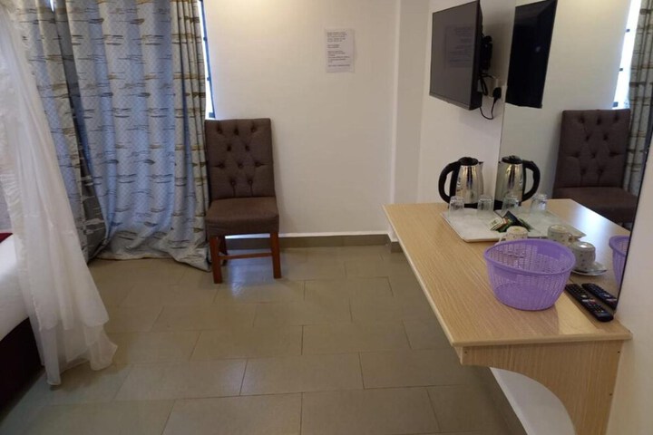 Room 4 of 18