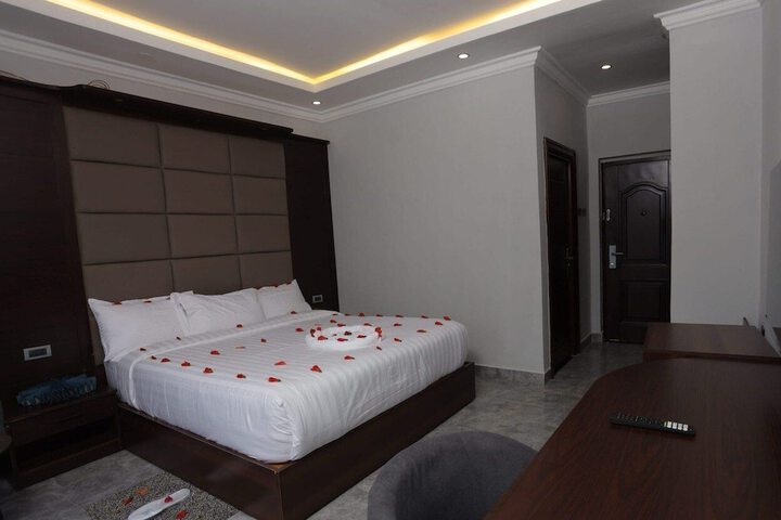 Room 3 of 8