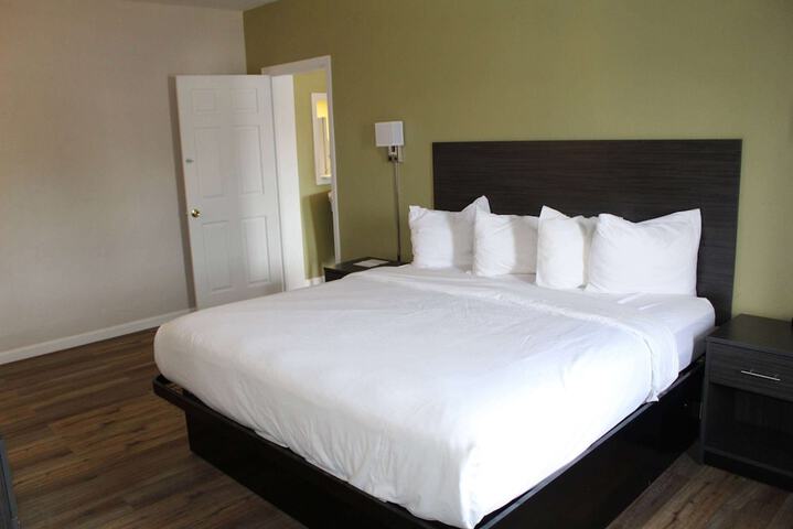 1 King Bed (5 of 23)