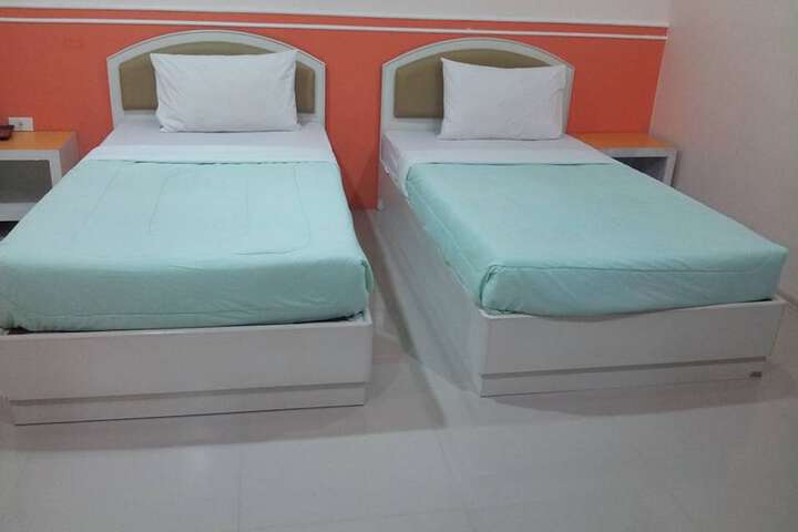 Room 4 of 16
